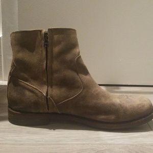 Men's booties with zipper closure